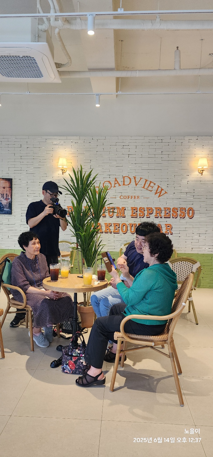 카페 카메라감독.jpg
